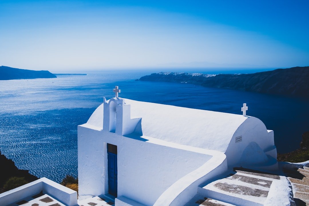 ¿Por qué el cielo es más azul en Grecia? La ciencia de la luz mediterránea
