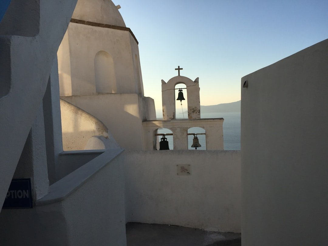 un campanario con una campana en la parte superior