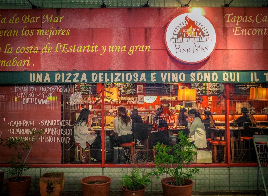 un groupe de personnes debout devant un restaurant
