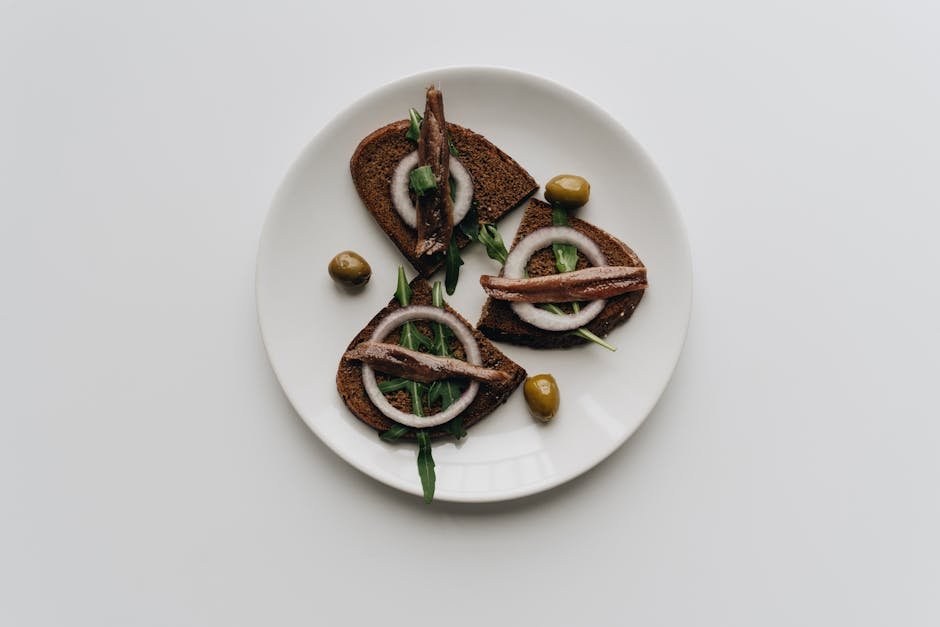 Dégustez ce plat sain composé de bruschetta aux anchois, olives et roquette fraîche.