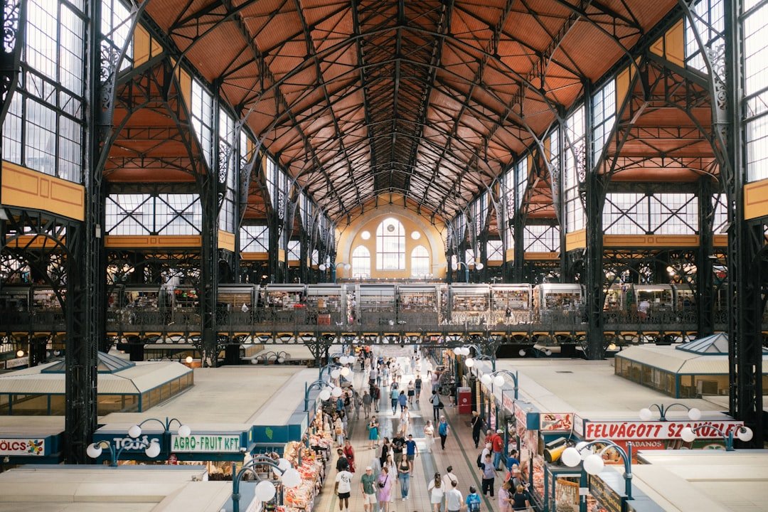 Una estación de tren llena de mucha gente