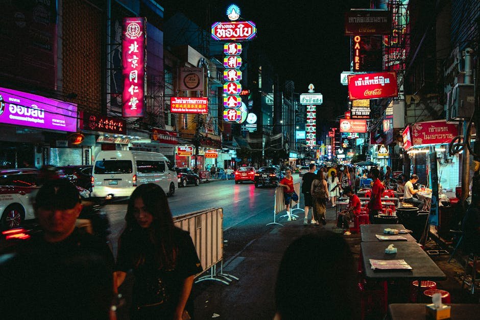 Prozkoumejte rušný noční život v bangkokském Chinatown plný neonových světel a pouličních prodejců.