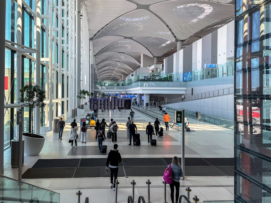Viajeros caminando por la espaciosa y moderna terminal del aeropuerto de Estambul.