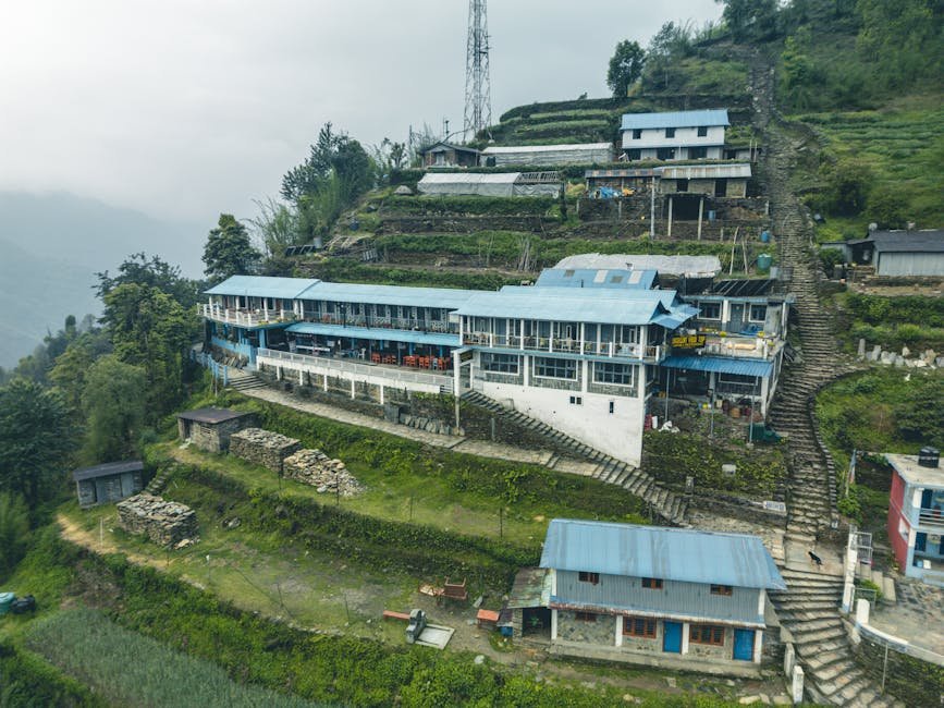 Una pittoresca vista di edifici terrazzati a Ghandruk, provincia di Gandaki, Nepal.