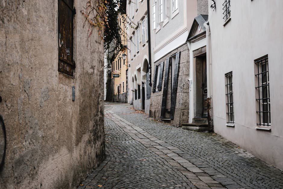 Incantevole strada lastricata di pietra nel centro storico di Salisburgo, che cattura il fascino europeo e la bellezza architettonica.