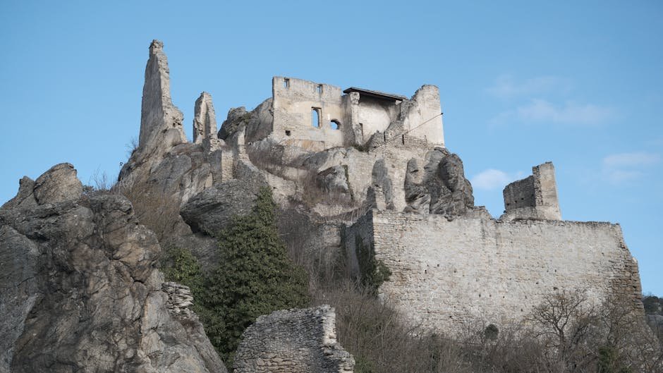 Esplora le splendide rovine del Castello di Dürnstein contro un cielo azzurro limpido.