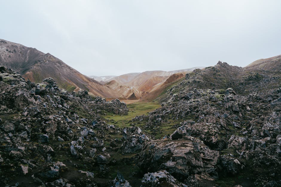 Esplora lo straordinario paesaggio delle Highlands di Landmannalaugar in Islanda con montagne colorate.