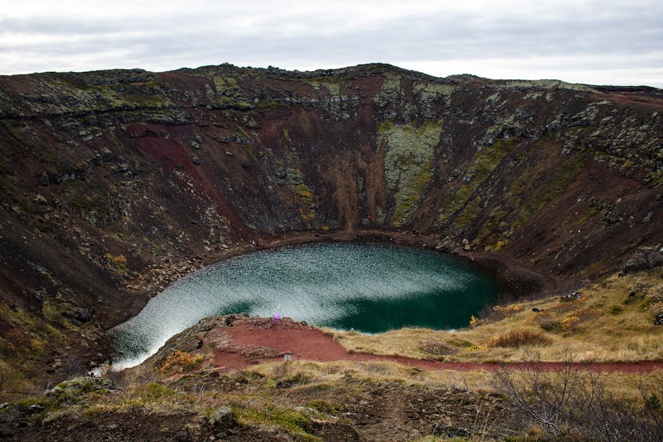 Esplora il sorprendente cratere Kerid con il suo lago verde brillante immerso nel paesaggio drammatico dell'Islanda.