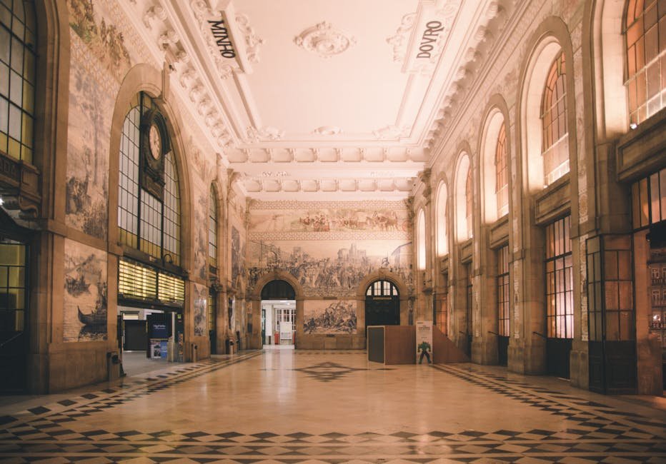 Vue impressionnante de l'intérieur orné de la gare de São Bento à Porto, au Portugal, mettant en valeur ses carreaux décoratifs.