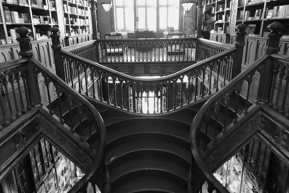 Escalier en bois finement travaillé dans une bibliothèque historique de Porto, illustrant une architecture intemporelle.