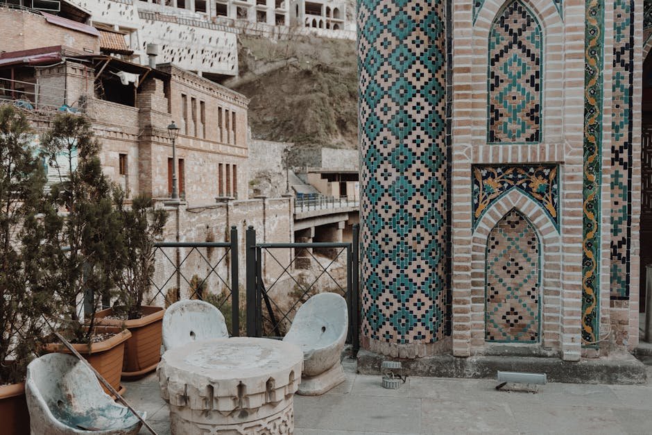 Magnifiques mosaïques sur la façade d'une mosquée avec une architecture historique en arrière-plan.