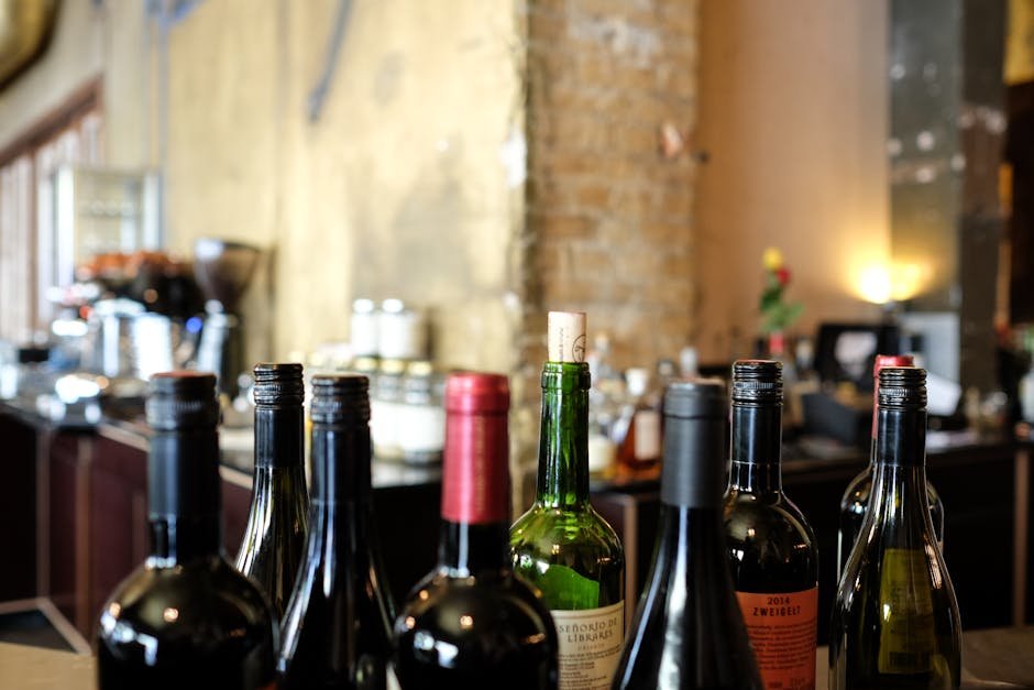 Une sélection de bouteilles de vin avec bouchons sur le comptoir d'un bar de restaurant, parfait pour un thème gastronomique.
