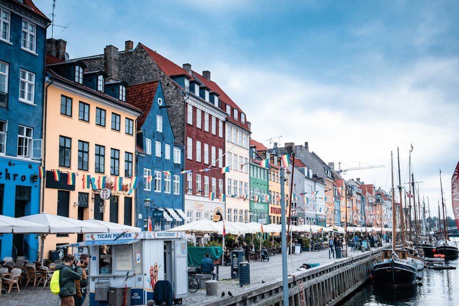 Des bâtiments colorés et des bateaux bordent le pittoresque front de mer de Nyhavn à Copenhague.