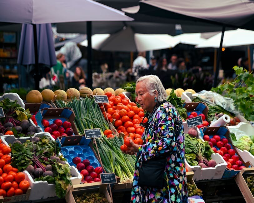 Marché animé à Copenhague avec une femme âgée faisant ses courses de produits frais.