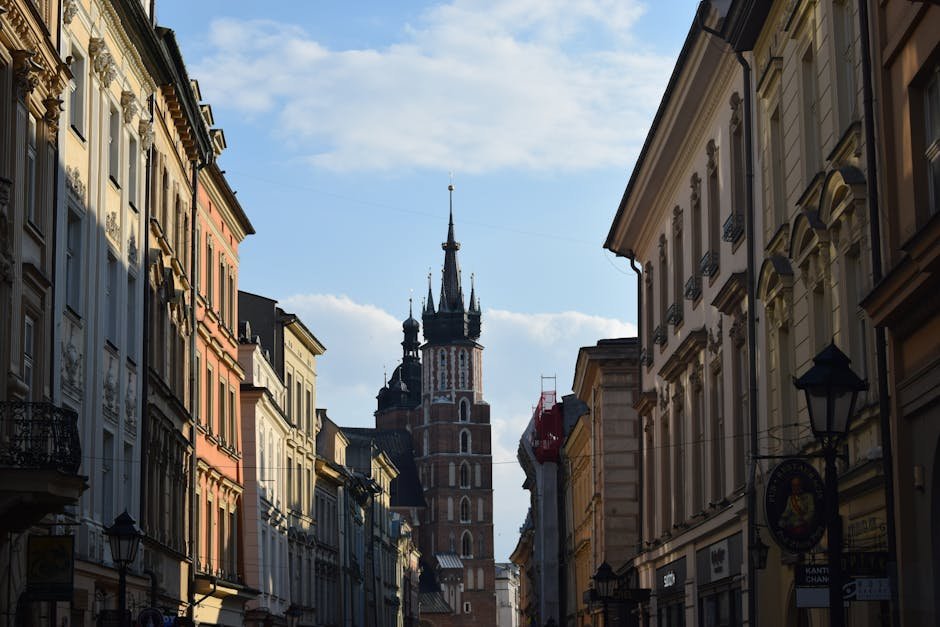 Charmante rue de Cracovie avec la basilique Sainte-Marie, capturant l'architecture historique sous un ciel lumineux.