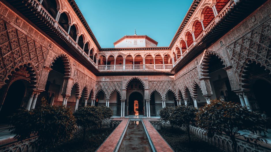 Vue impressionnante de l'architecture complexe d'une cour à l'Alcázar de Séville en Espagne.