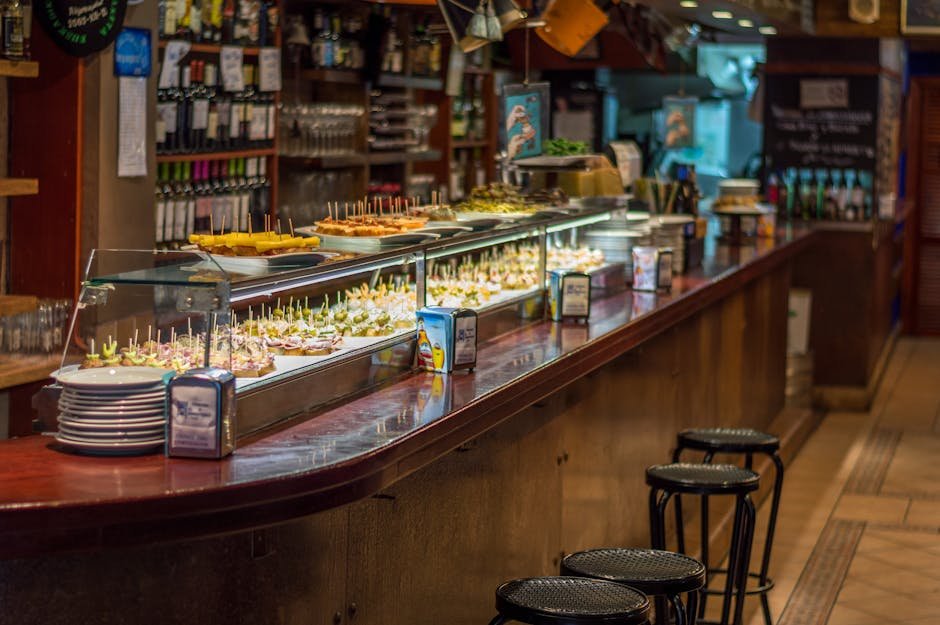 Découvrez un bar à tapas animé à Barcelone avec une large sélection de pinchos exposés.