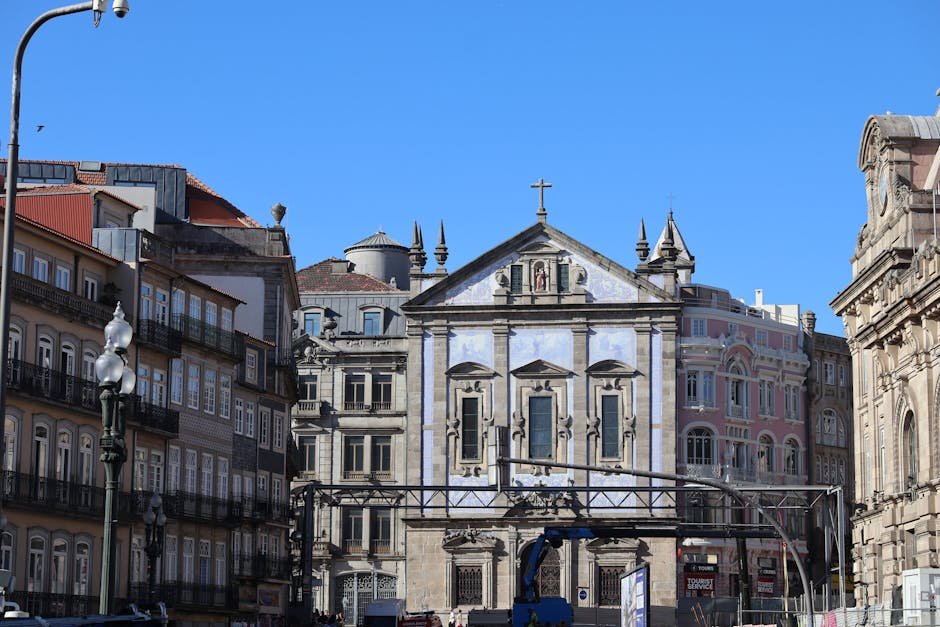 Vue pittoresque des bâtiments historiques de Porto sous un ciel bleu clair.