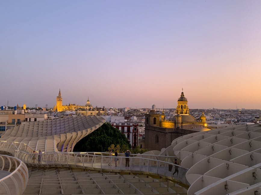 Vue spectaculaire du coucher de soleil à Séville avec le Metropol Parasol et la cathédrale à l'horizon.