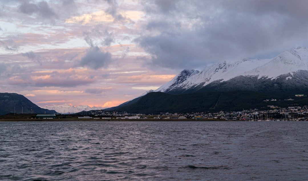 Una distesa d'acqua con montagne sullo sfondo