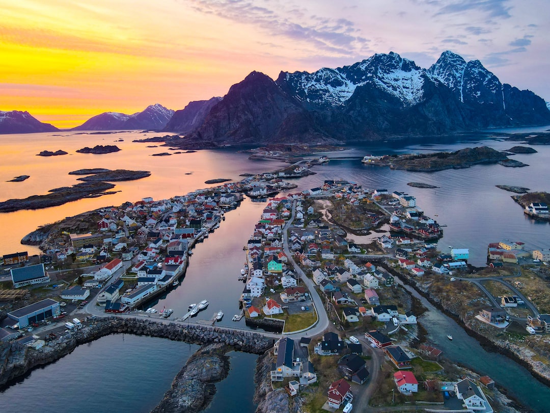 Kayak nelle isole Lofoten, in Norvegia: pagaiare sotto il sole di mezzanotte